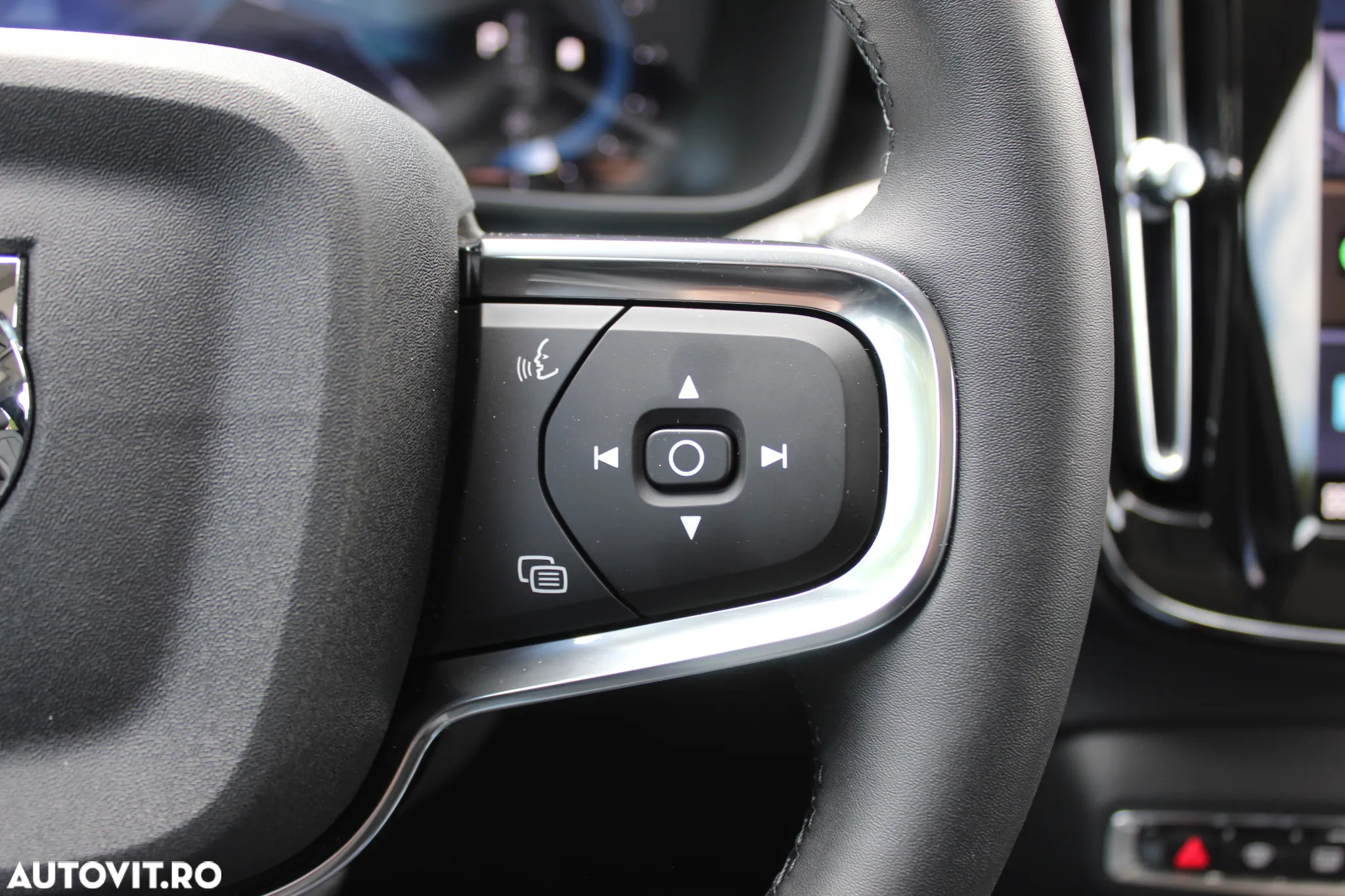 Volvo XC 40 B3 AT FWD MHEV Plus Dark - 16