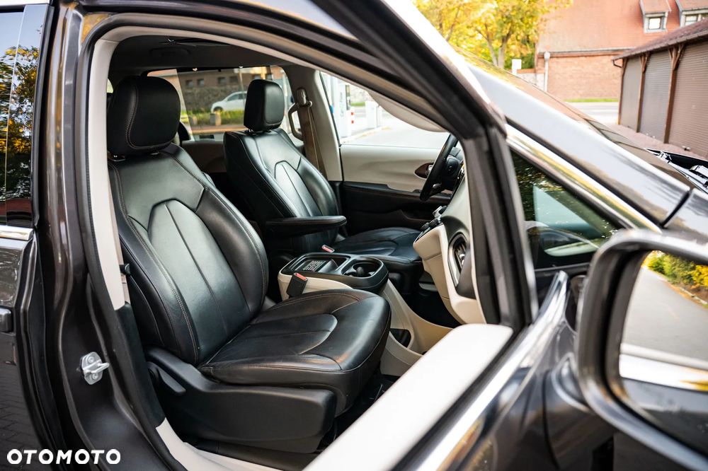 Chrysler Pacifica - 38