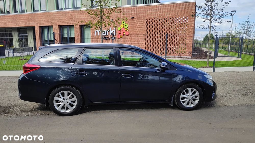 Toyota Auris 1.4 D-4D Premium Comfort - 4