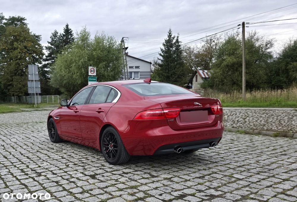 Jaguar XE 2.0 T R-Sport - 5