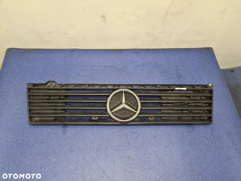 MERCEDES BENZ MB 100 ATRAPA GRILL - 1