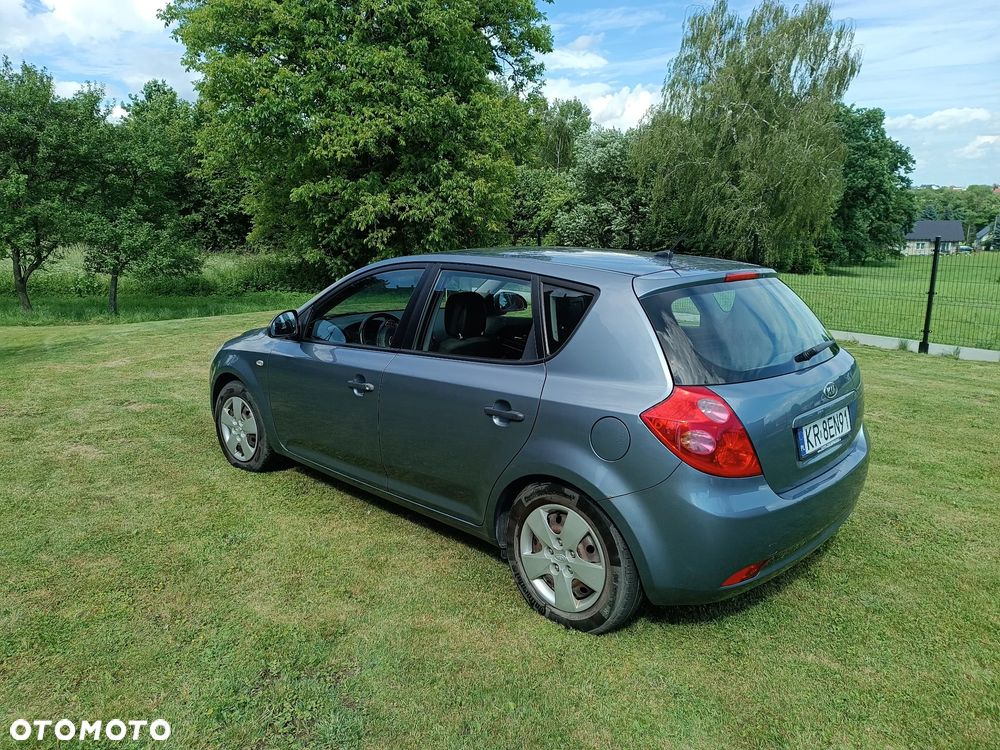 Kia Ceed - 11