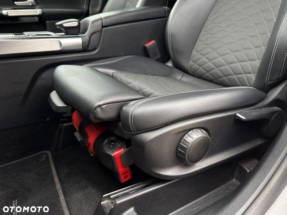 Mercedes-Benz GLB - 11