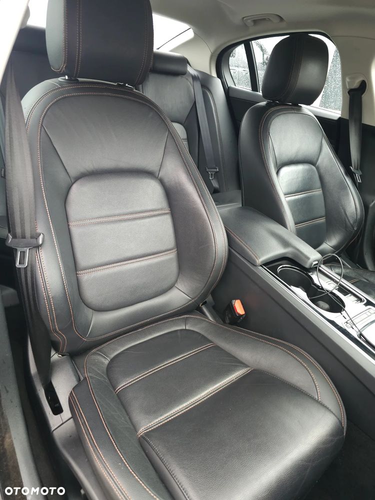 Jaguar XE 20t Prestige - 11