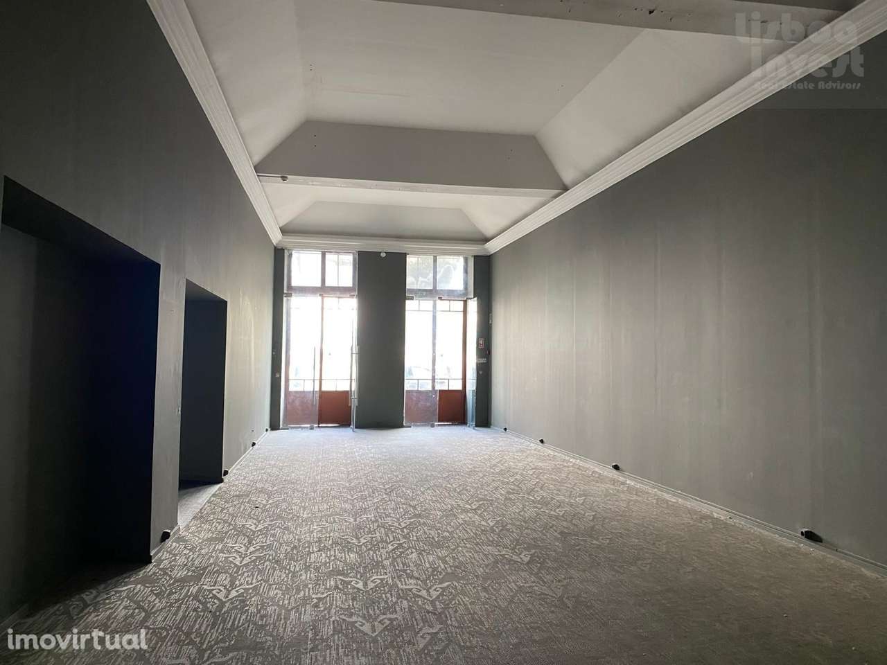 Loja em bom estado, com grandes montras, pé direito de 3,2m - Grande imagem: 3/13