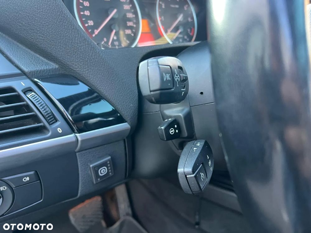 BMW X5 4.8i xDrive - 29