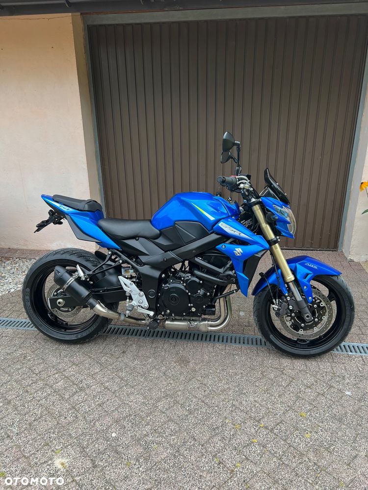 Suzuki GSR - 2