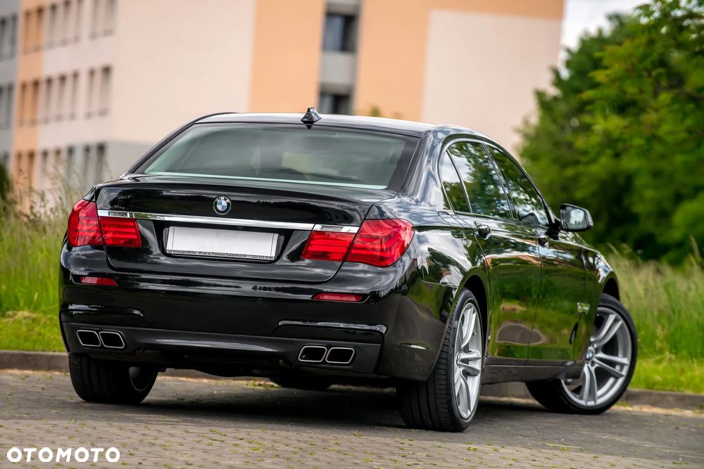 BMW Seria 7 760i - 12