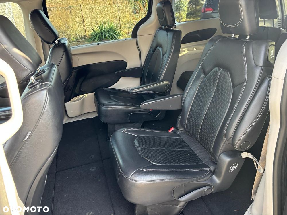 Chrysler Pacifica - 11