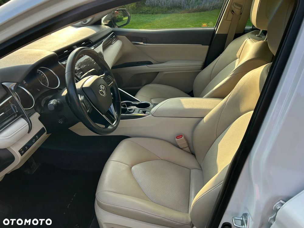Toyota Camry 2.5 Hybrid Executive CVT - 19