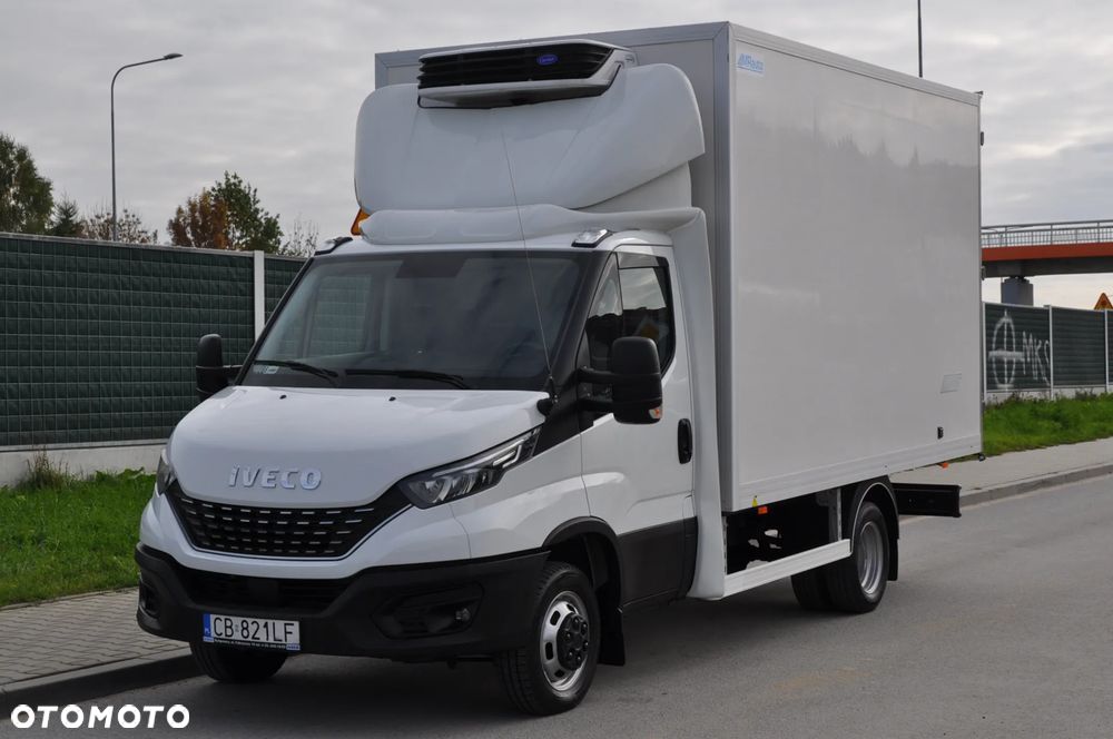Iveco DAILY AUTOMAT CHŁODNIA MROŹNIA IZOTERMA CARRIER HI-MATIC NA BLIŹNIAKU KRAJOWE BEZWYPADKOWE ZASILANIE ZEWNETRZNE 230 V - 21