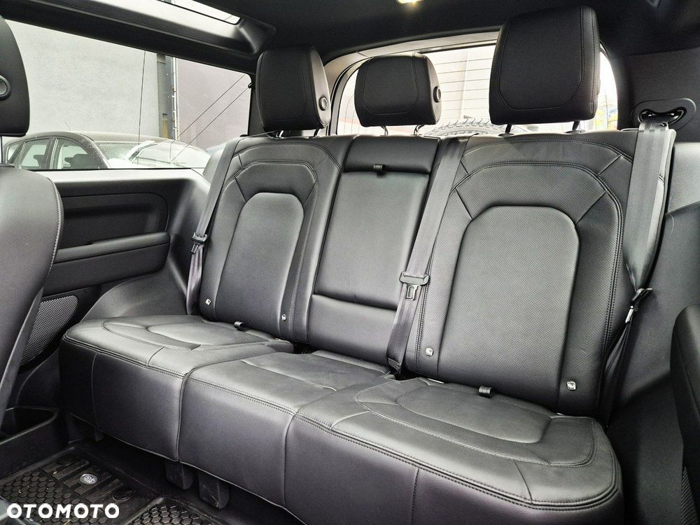 Land Rover Defender - 36