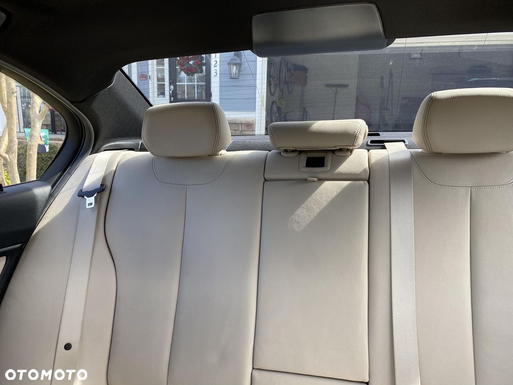 BMW Seria 3 335i Sport Line - 26