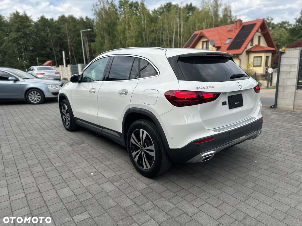 Mercedes-Benz GLA 250 4Matic 8G-DCT EDITION 2022 - 26