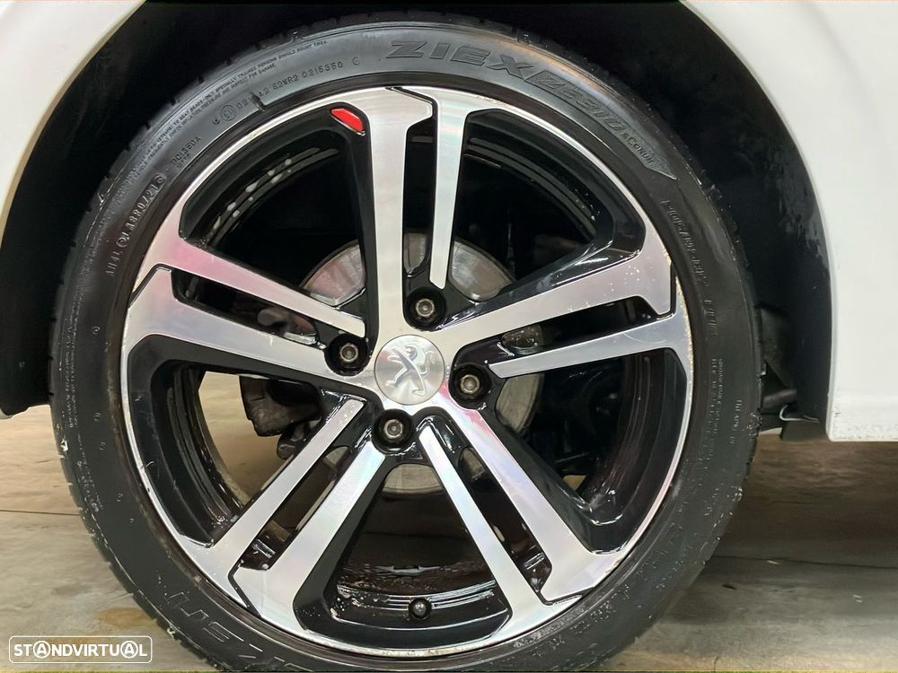 Peugeot 208 1.2 PureTech GT Line - 24