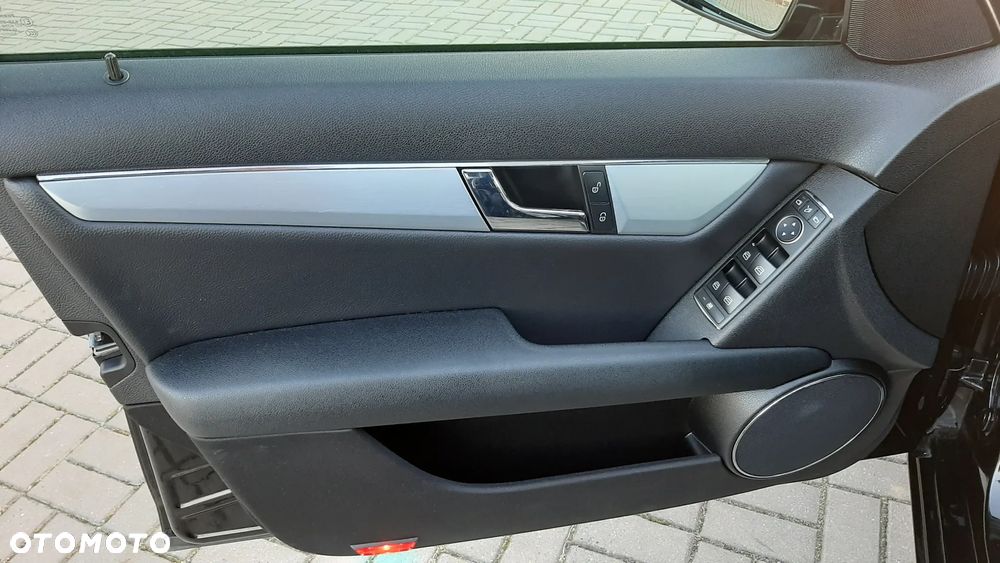 Mercedes-Benz Klasa C 180 CGI Automatik BlueEFFICIENCY Avantgarde - 37