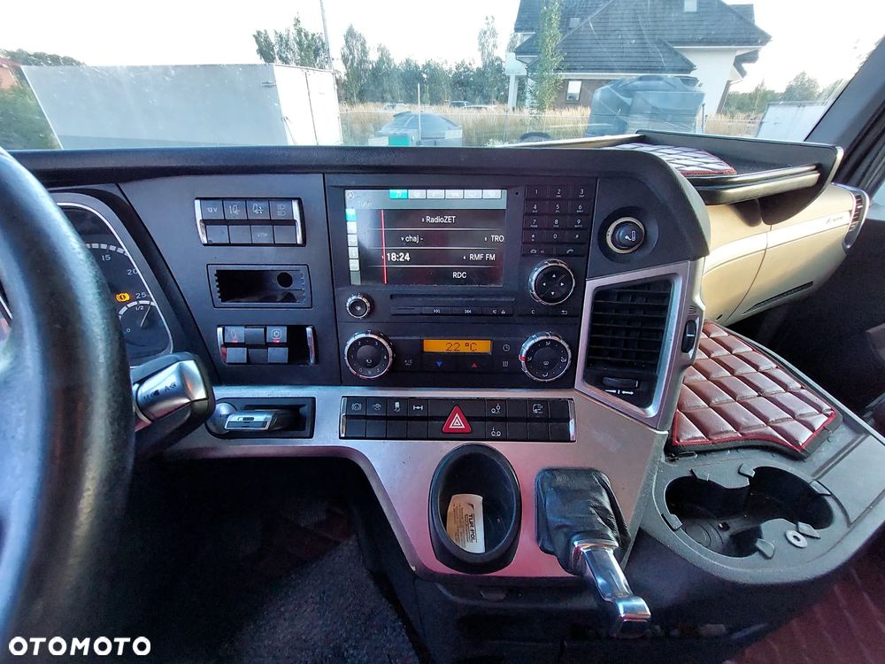 Mercedes-Benz ACTROS MP4 - 11