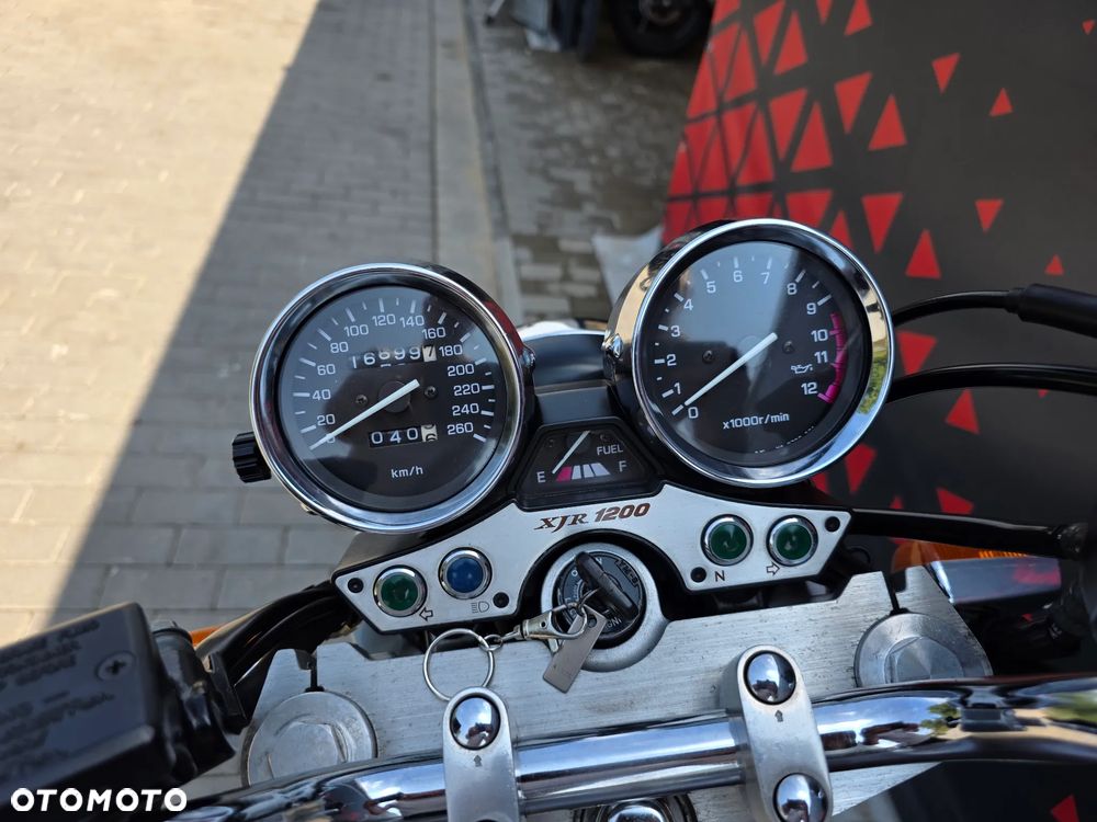 Yamaha XJR - 18