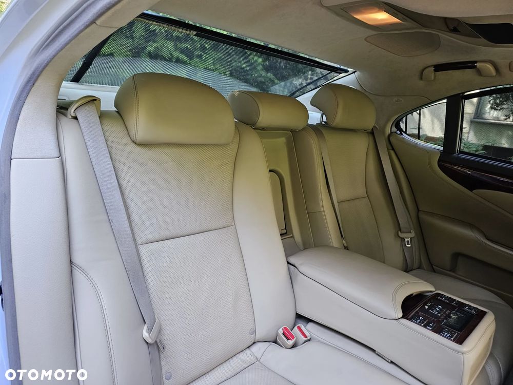 Lexus LS - 4