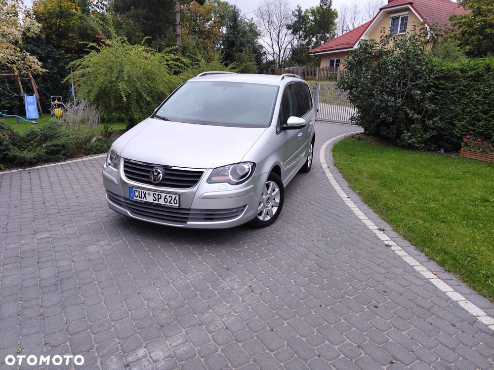 Volkswagen Touran 2010 photo 2