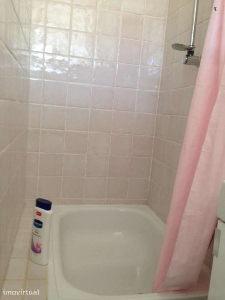 Quarto - localizado em Lisbon - Grande imagem: 5/21