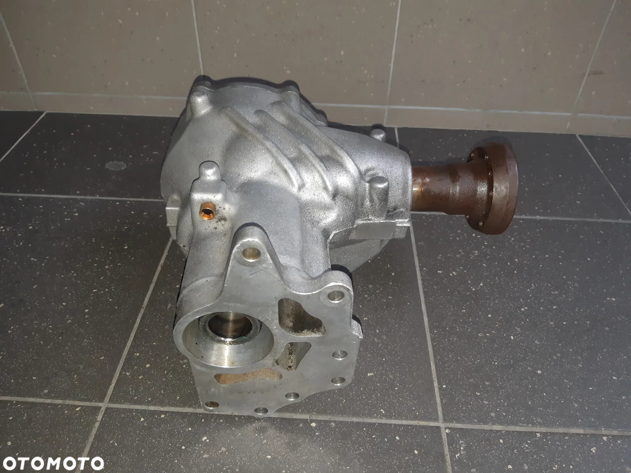 PRZEKŁADNIA KĄTOWA REDUKTOR VOLVO skrzynia rozdzielcza + tuleja3.2B P31325186 30735851 - 4