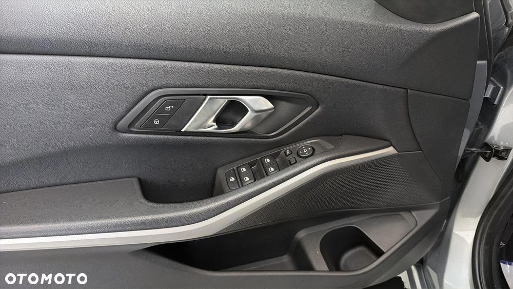 BMW Seria 3 318d mHEV - 11