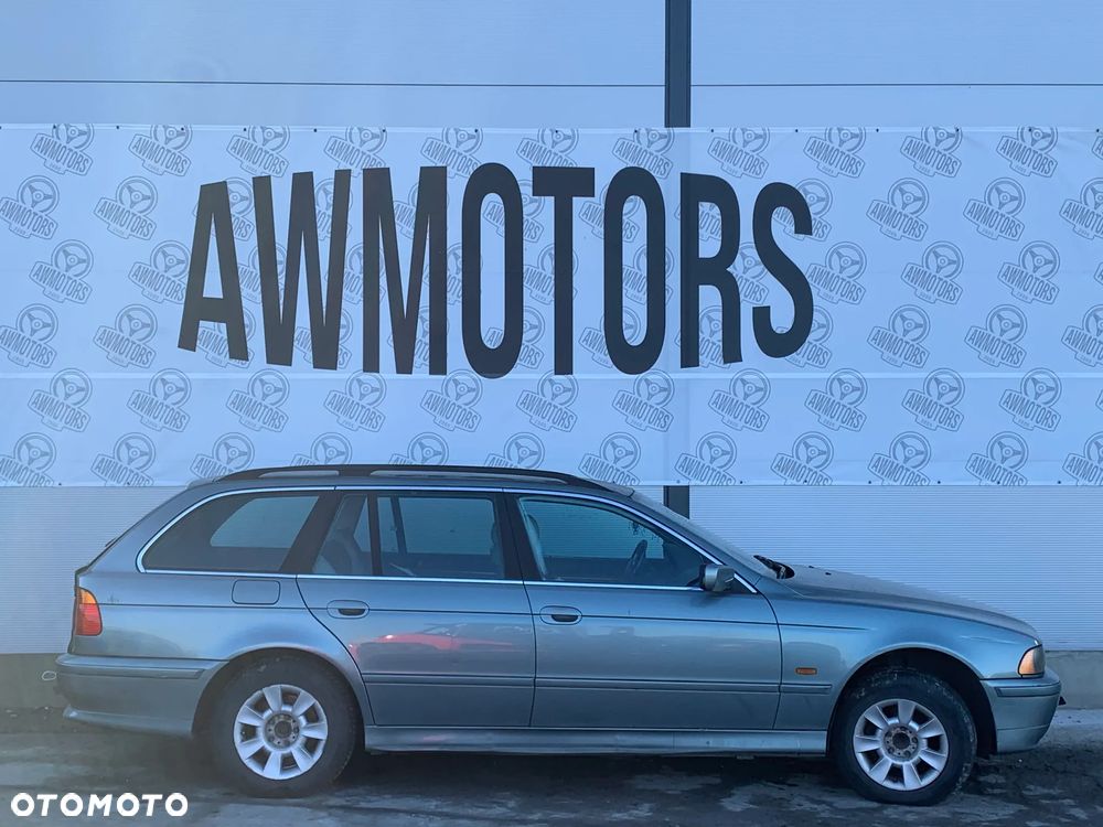 BMW 5 E39 2002 *SAMOCHÓD NA CZĘŚCI* 3391 MASKA, LAMPA, DRZWI, LUSTERKO, ZDERZAK, GRILL, BŁOTNIK, KLAPA, BELKA, DESKA, FOTELE, KANAPA, ĆWIARTKA KIEROWNICA, TARCZE, ZACISKI, ZAWIESZENIE, KOMPLETNY PRZÓD, KOMPLETNY TYŁ, LICZNIK, ZEGARY, PRAWE LEWE PRZÓD TYŁ - 1