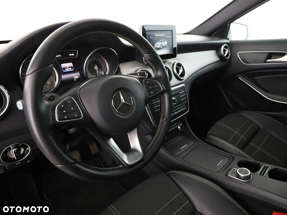 Mercedes-Benz GLA 200 7G-DCT - 15