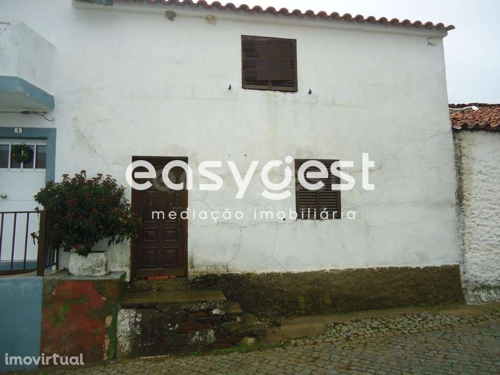 Moradia quase secular de 2 pisos para recuperar no Rosmanhial - Grande imagem: 2/27