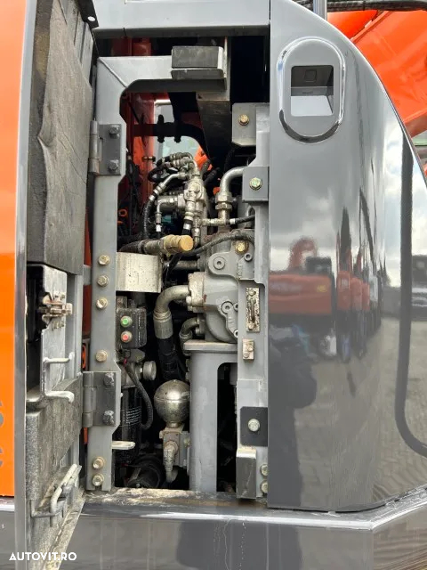 Hitachi ZX 225USLC-5B - 13