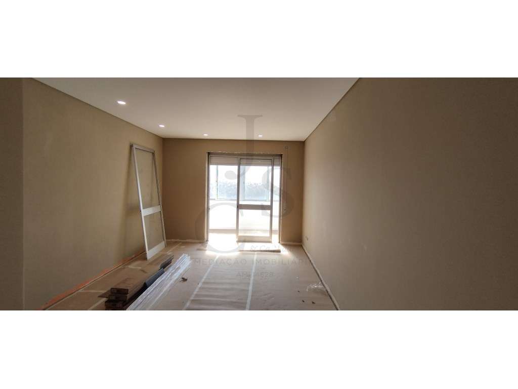 Excelente apartamento T2+1, situado a apenas dois minutos da estaçã... - Grande imagem: 2/12