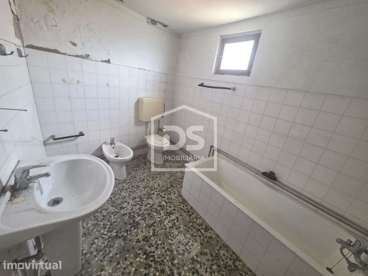 Moradia para Restaurar T3 Venda em Poiares e Canelas,Peso da Régua - Grande imagem: 2/18
