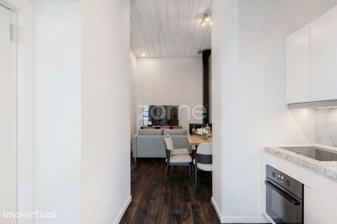 Moradia T4 Renovada, distribuída em dois apartamentos T2 - Grande imagem: 3/37