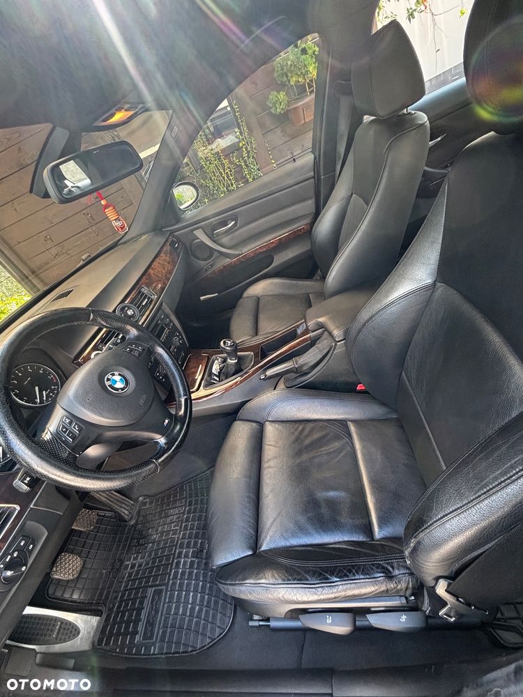 BMW Seria 3 330xi Touring - 17