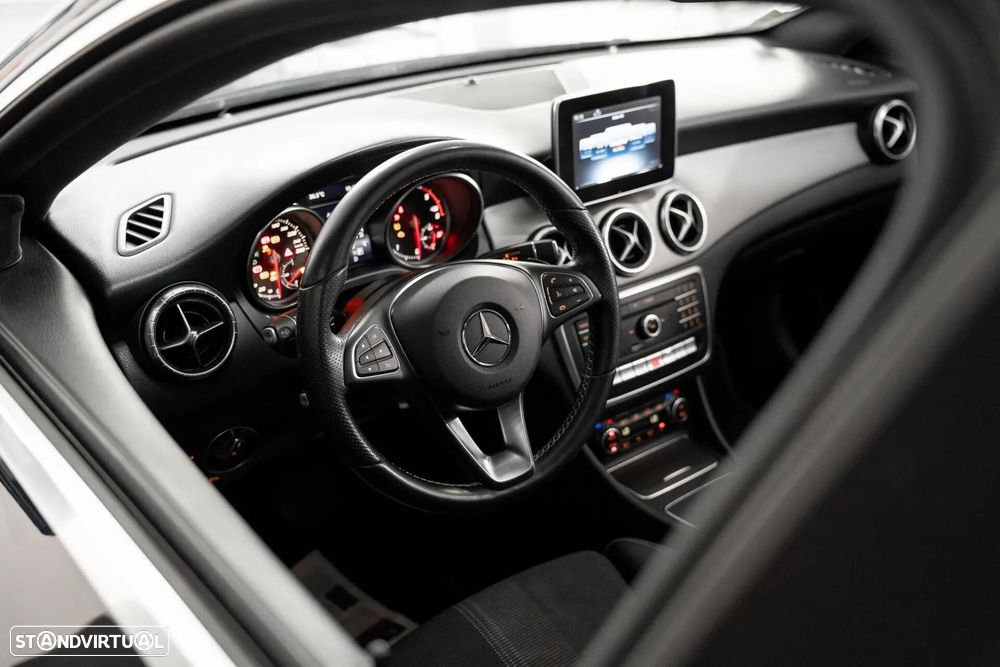 Mercedes-Benz CLA 200 d 7G-DCT Urban - 9