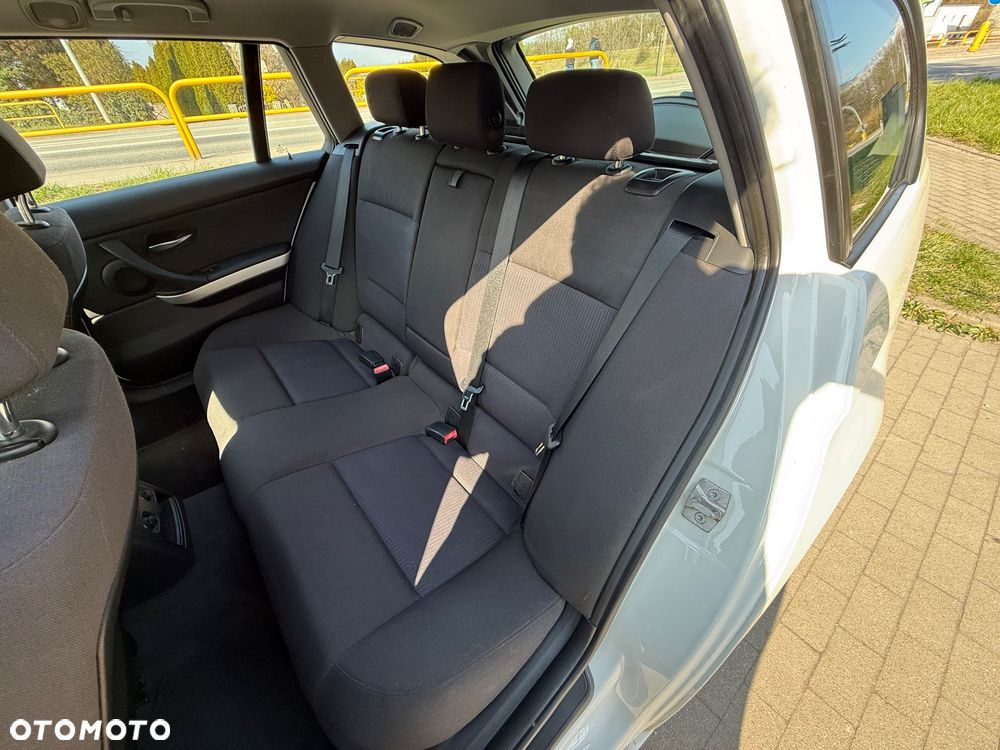 BMW Seria 3 320d xDrive DPF - 23