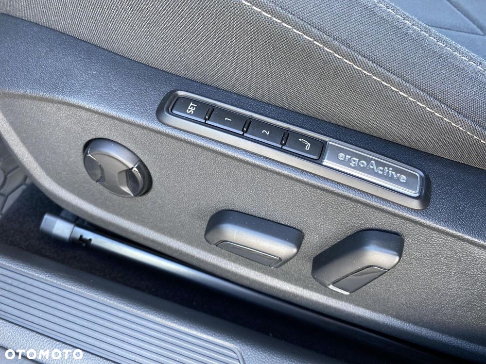 Volkswagen Golf VIII 2.0 TDI Style DSG - 23