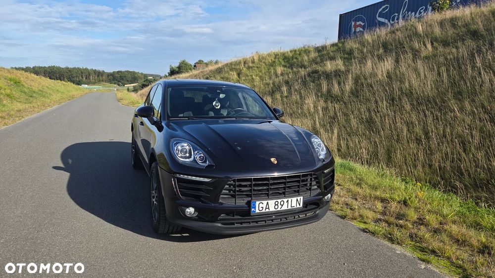 2017 Porsche Macan, photograph 2