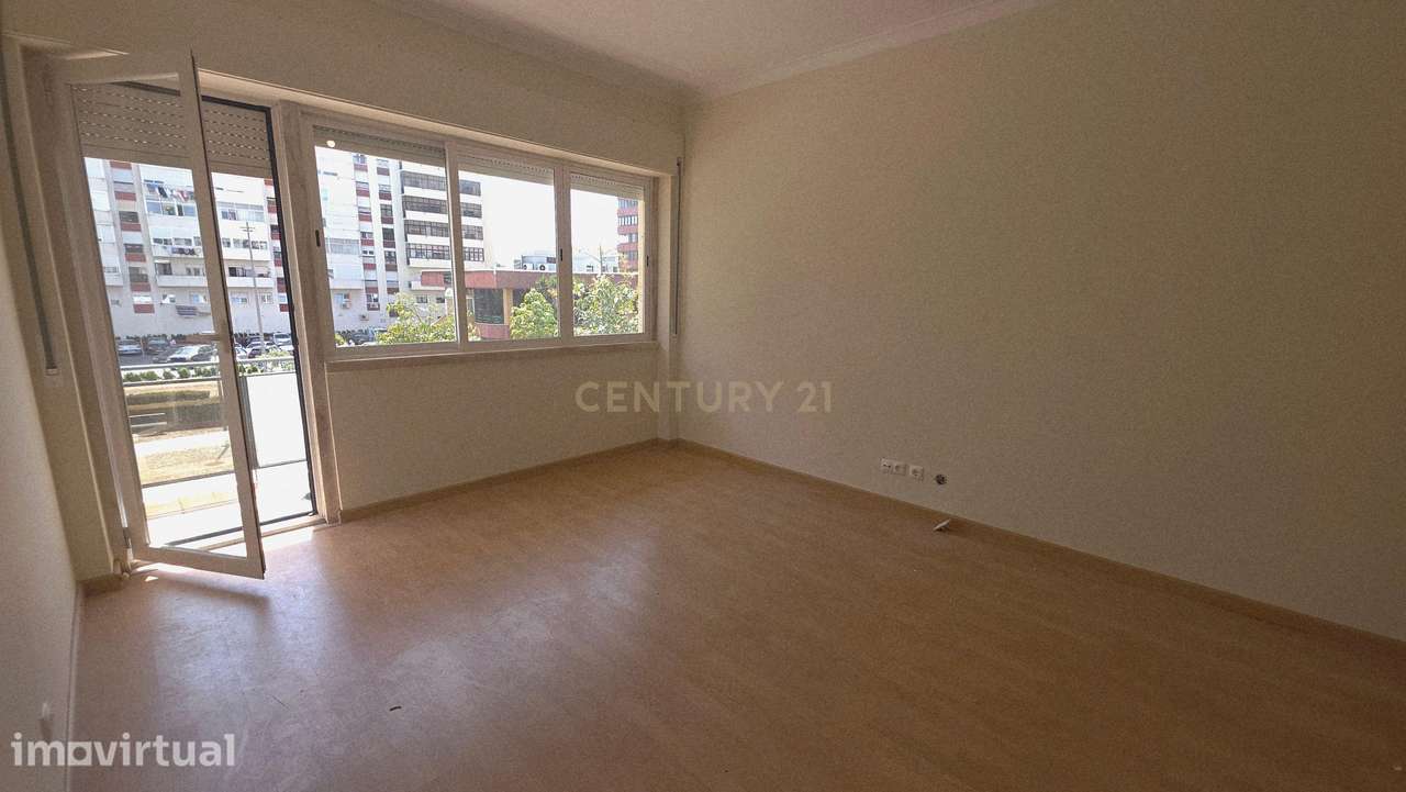 Apartamento Renovado em Oeiras  Nova com 3 Quartos e Varanda! - Grande imagem: 2/8