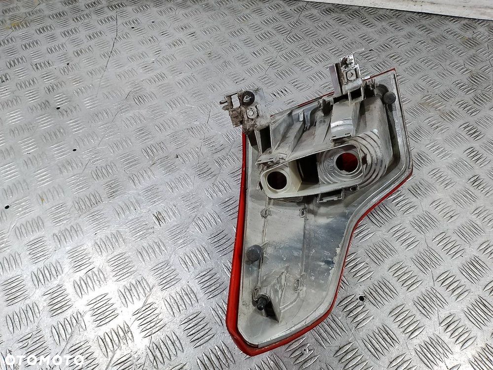 LAMPA TYLNA PRAWA CITROEN C4 PICASSO - 2