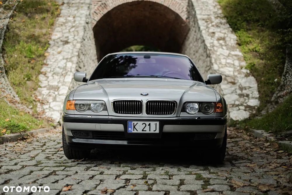 BMW Seria 7 750iL - 2