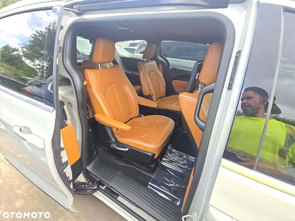 Chrysler Pacifica - 10