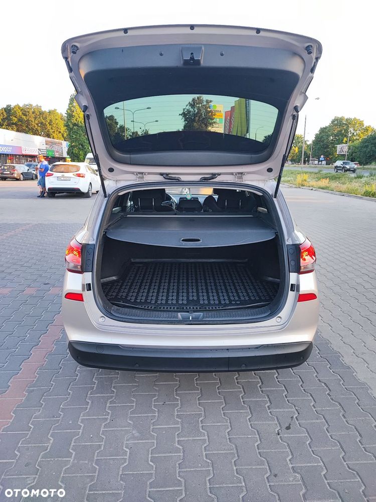Hyundai i30 1.6 D Classic + - 8