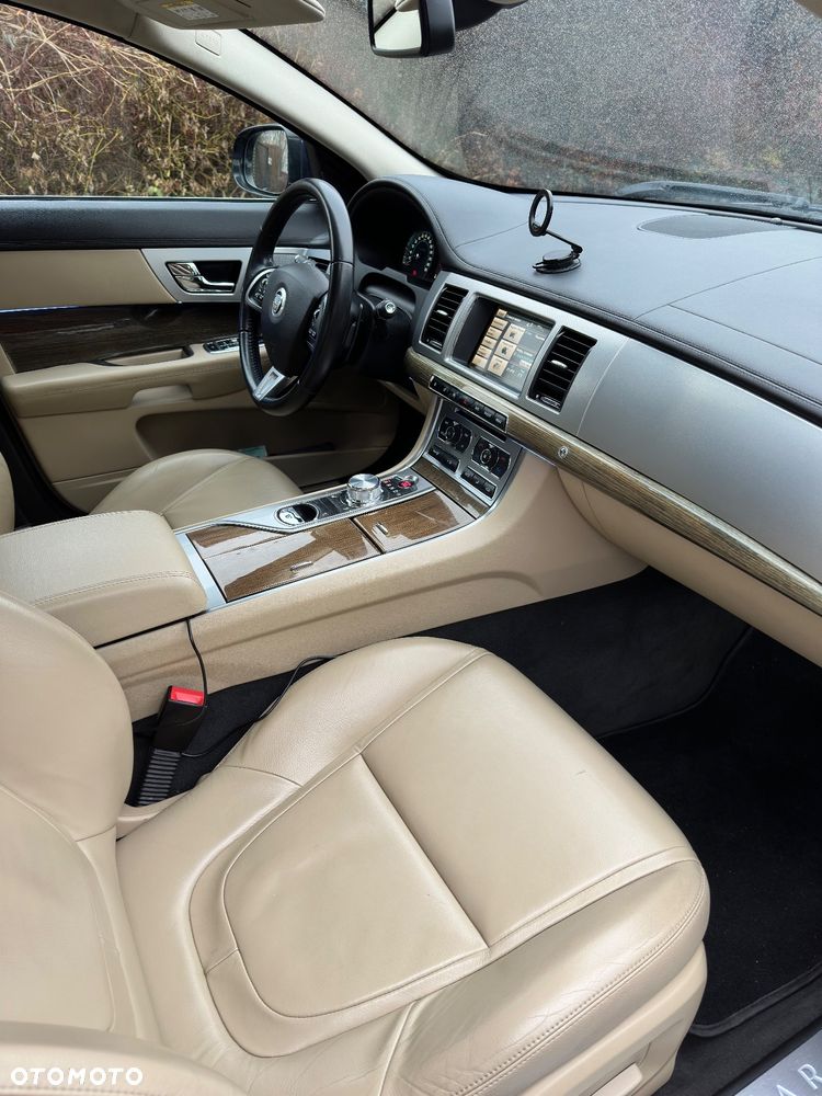 Jaguar XF 2.2 D Luxury - 11