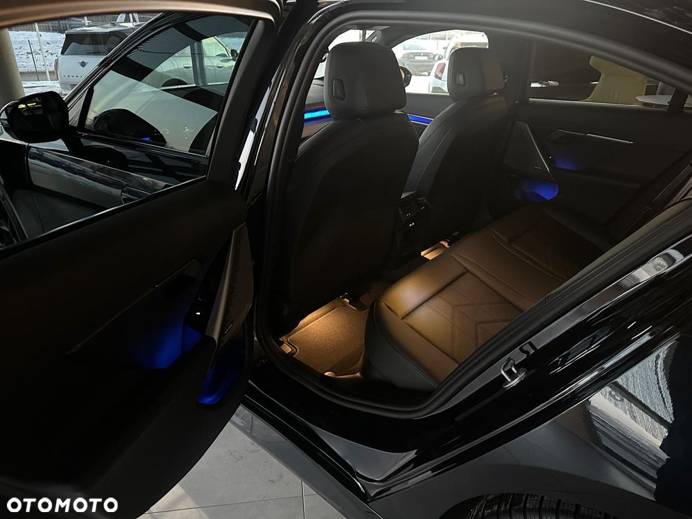 BMW Seria 5 540d xDrive mHEV - 25