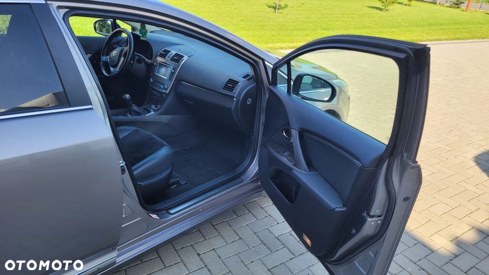 Toyota Avensis 2.0 Premium - 12