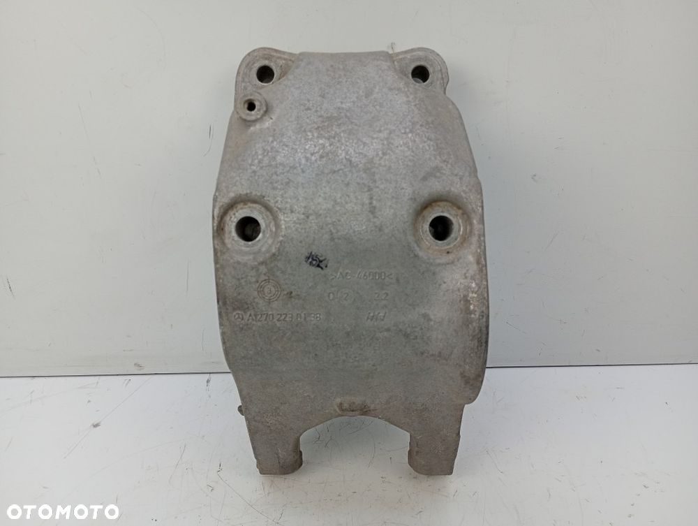 łapa wspornik podpora półosi mercedes W176 W246 A2702230138 - 1