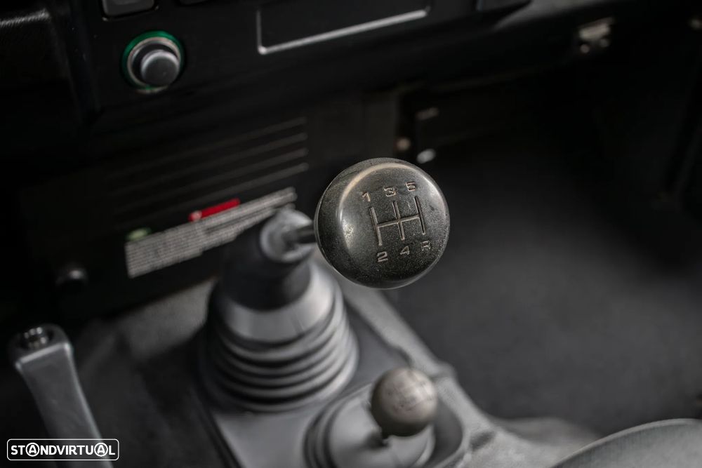 Land Rover Defender - 17