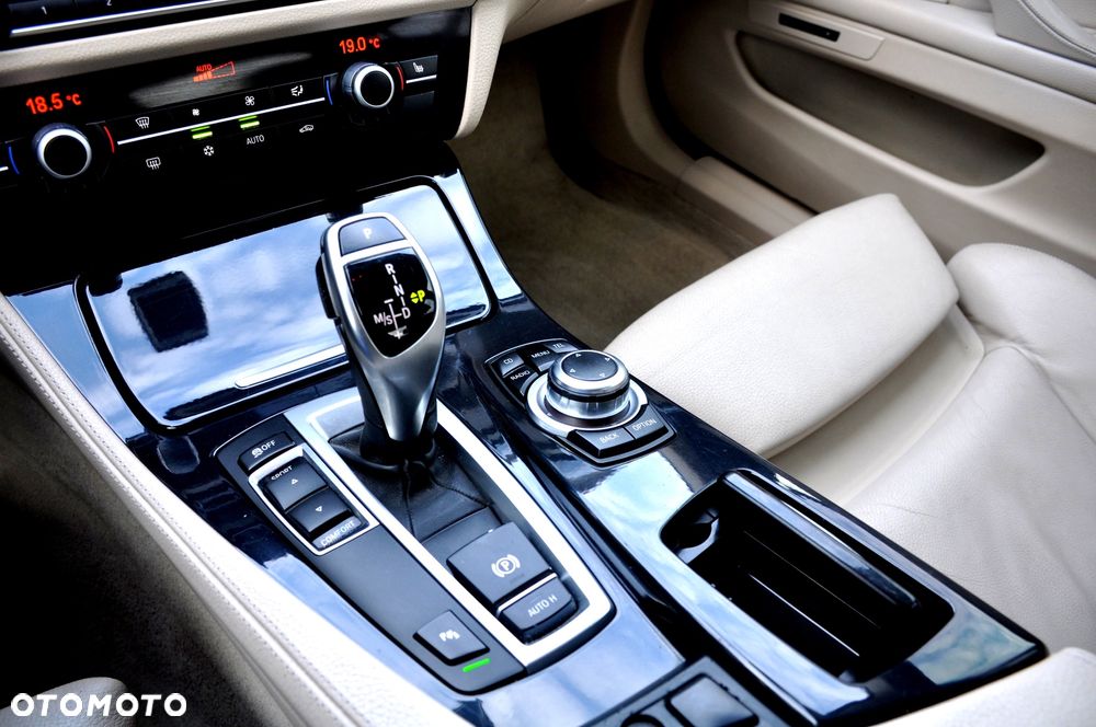 BMW Seria 5 520d Sport-Aut - 32